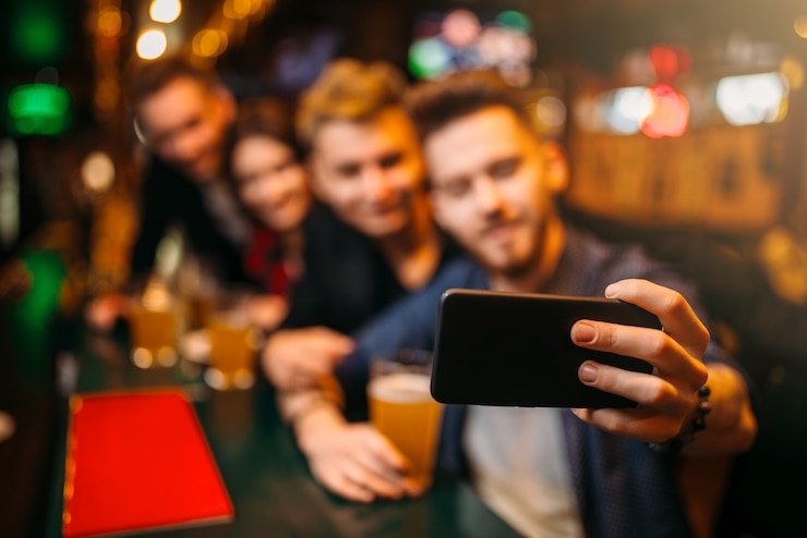 Pengguna membaca syarat VIP melalui ponsel